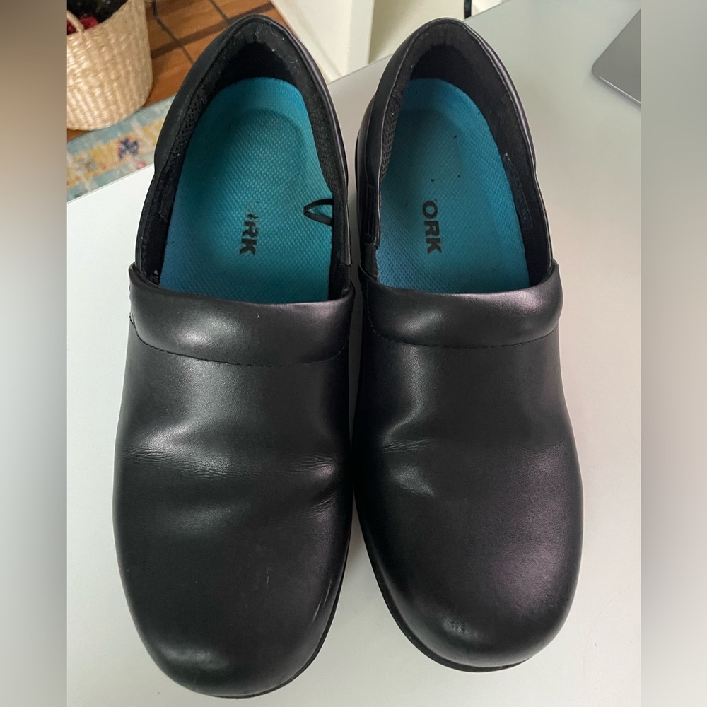 Dr Scholls work clogs.  Slip resistant